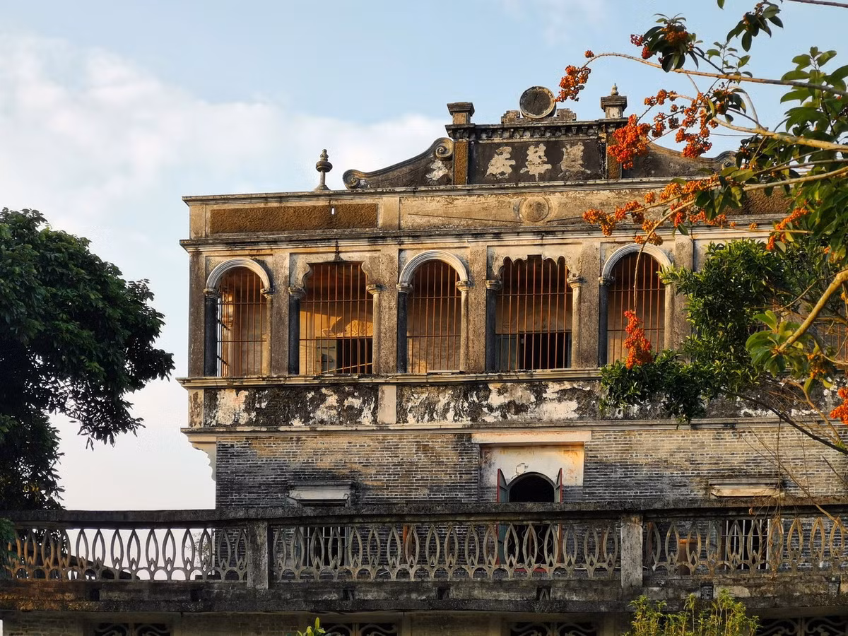 Các tòa nhà được xây dựng bằng bê tông cốt thép, mang những chi tiết kiến trúc và họa tiết trang trí chịu ảnh hưởng của cả văn hóa Trung Quốc và văn hóa phương Tây. Ảnh: Thepaper.cn.