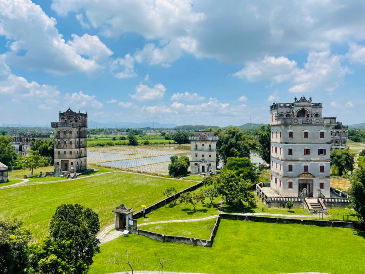 Năm 2007, tập hợp công trình kiến trúc độc đáo này cùng tổ hợp làng mạc lân cận đã được UNESCO công nhận là di sản văn hóa thế giới. Ảnh: Showse.com.