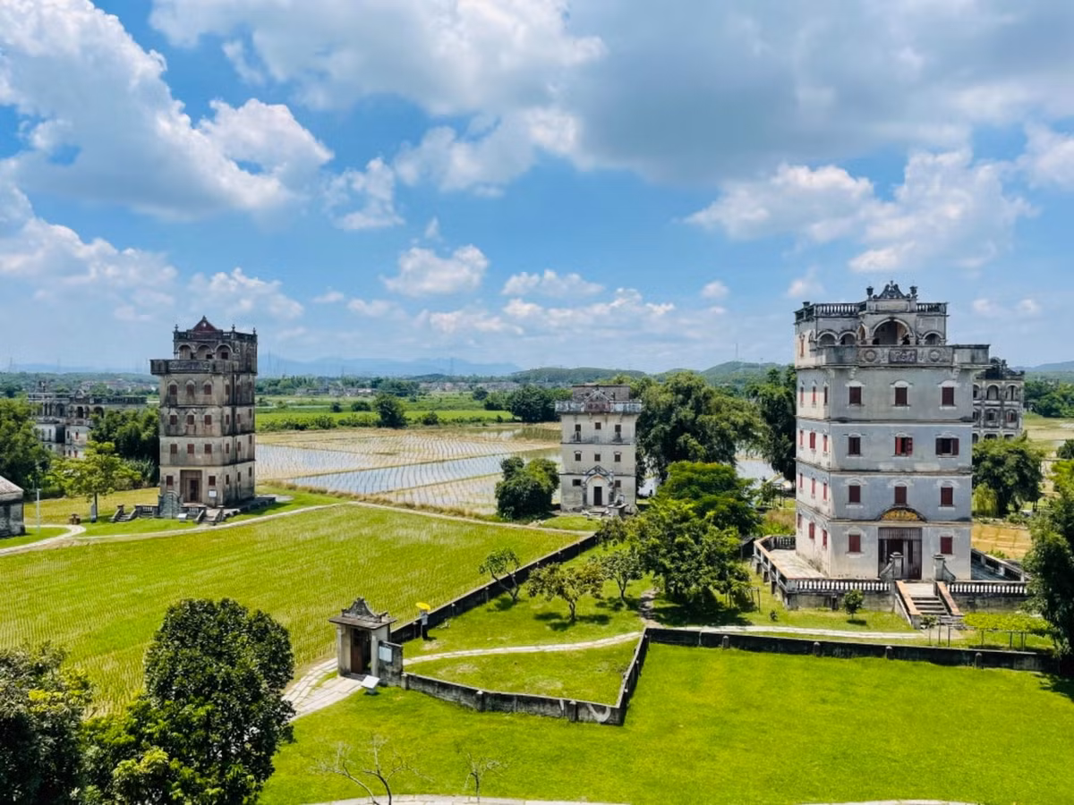 Năm 2007, tập hợp công trình kiến trúc độc đáo này cùng tổ hợp làng mạc lân cận đã được UNESCO công nhận là di sản văn hóa thế giới. Ảnh: Showse.com.