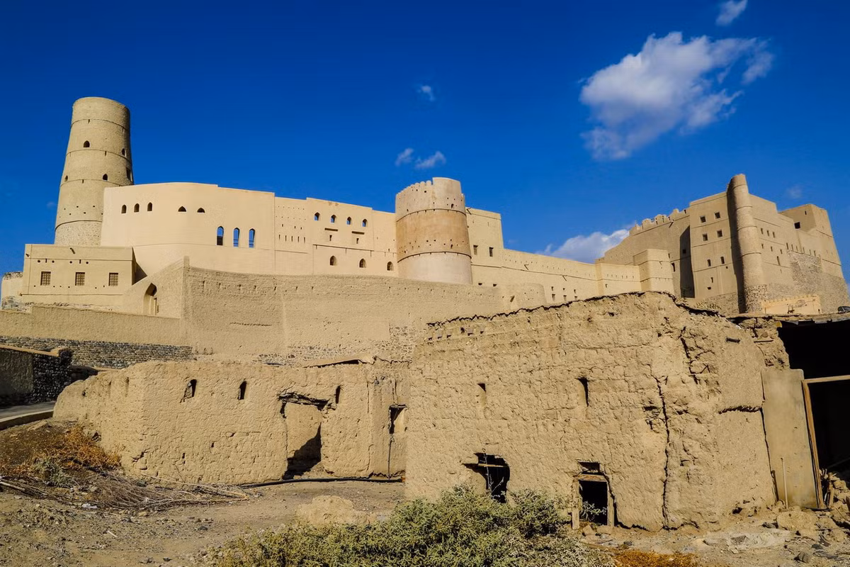 Theo đo đạc, những bức tường của pháo đài có chiều dài tổng cộng là 12 km. Tòa tháp lớn nhất có chiều cao 50 mét, bằng một tòa nhà 12 tầng. Ảnh: Times of Oman.