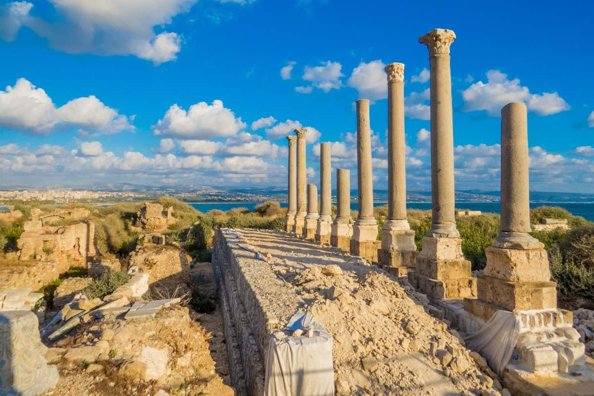 Phần hải đảo của Tyre có hai bến tàu, một nằm ở mặt Nam và một nằm ở mặt Bắc. Chính nhờ hai bến tàu này mà Tyre đã trở thành đầu mối hàng hải quan trọng ở Địa Trung Hải trong quá khứ. Theo thời gian, bến tàu phía Nam đã bị bồi lấp và chỉ còn bến phía Bắc là hoạt động. Ảnh: RJ Travel Agency.