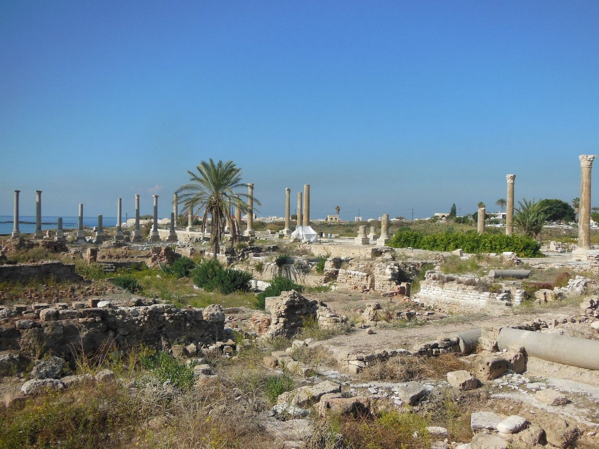 Tên của thành phố mang nghĩa là "đá", do được xây dựng trên thành tạo địa chất là đá. Thuở ban đầu, Tyre gồm hai phần là hòn đảo Tyre sát bờ biển và khu định cư trên đất liền Ushu. Ảnh: Archeologie.culture.fr.