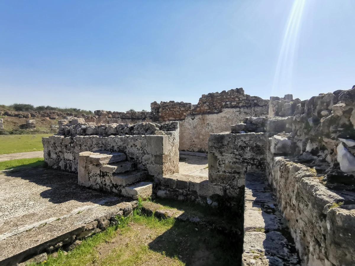 Ngoài ra còn có nhiều di tích thời Trung cổ như tàn tích các nhà thờ thế kỷ 12, lâu đài của những người Thập tự chinh và một số bức tường thành. Ảnh: Wanderleb.