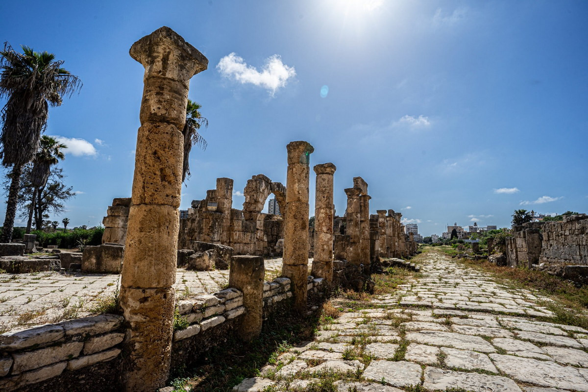 Vào giai đoạn đỉnh cao, thành phố trên đảo Tyre được phòng thủ rất cẩn mật với tường thành cao, trong khi khu định cư Ushu trên đất liền có vai trò như một vùng ngoại ô chủ yếu có nhiệm vụ cung cấp nước và gỗ cho thành phố chính trên đảo. Ảnh: Travel Tramp.