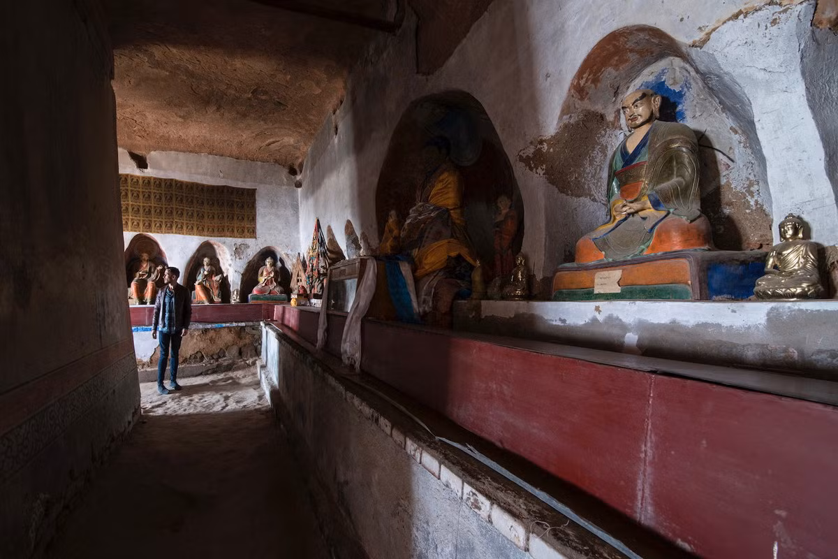 Theo thống kê, các động chùa Mã Đề Tự là nơi lưu giữ với hơn 500 bức tượng, hơn 200 mét vuông tranh tường, cùng nhiều đồ thờ cúng cổ xưa, được lưu giữ rất tốt qua nhiều biến động lịch sử. Ảnh: We Blog The World.