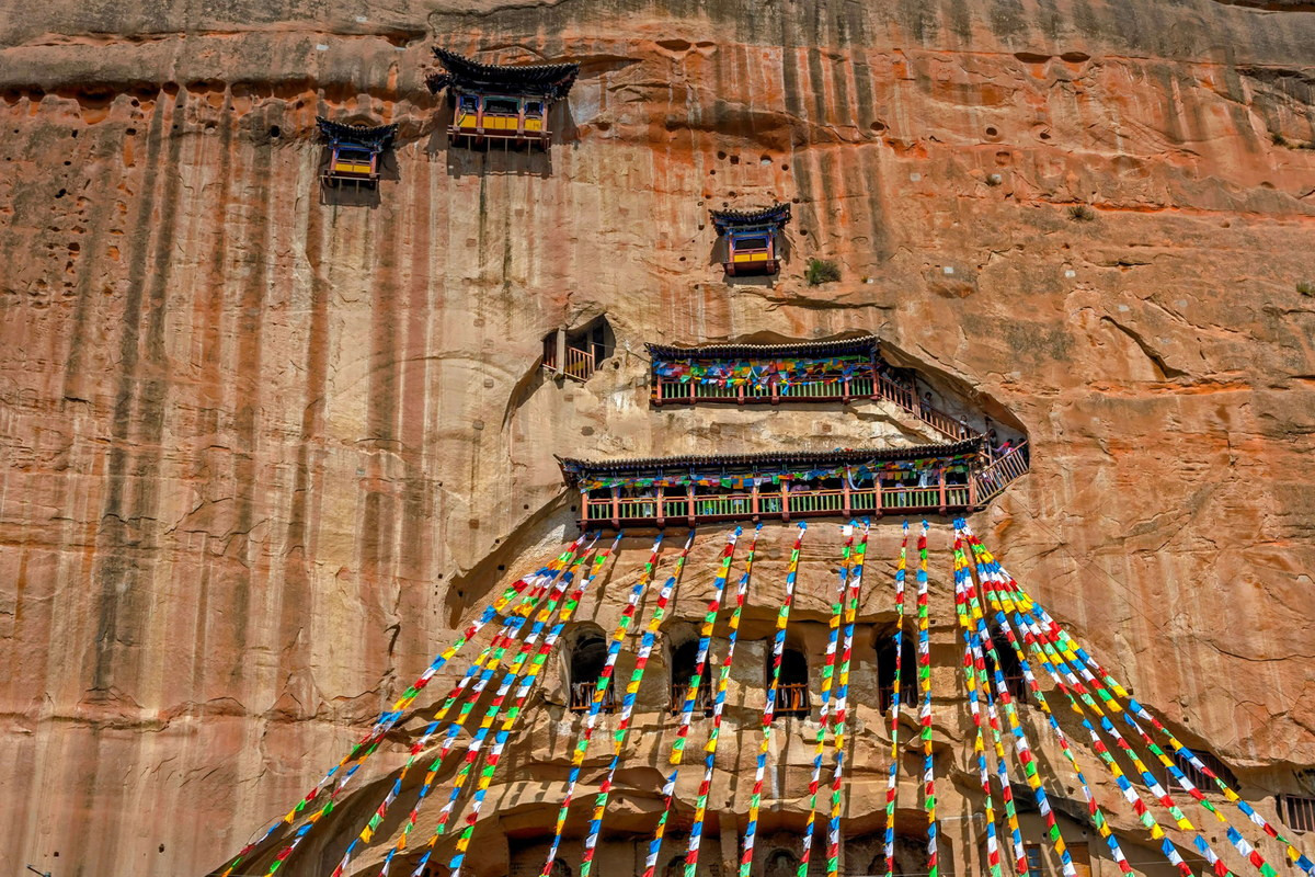 Được xây dựng trên địa thế vô cùng hiểm trở, các ngôi chùa cổ ở Mã Đề Tự còn được coi là những tác phẩm vô giá của nghệ thuật kiến trúc trên con đường tơ lụa cổ. Ảnh: WallpaperHub.