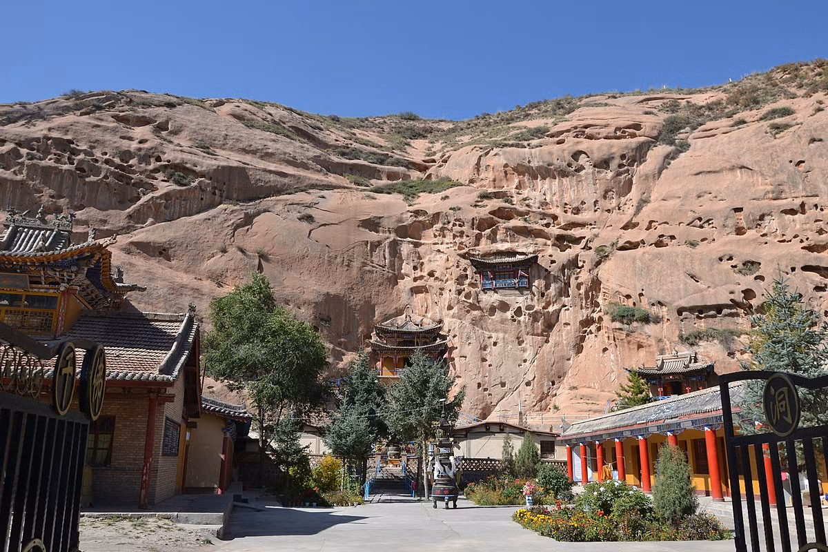 Đó là hệ thống chùa chiền trong hang động mang tên Mã Đề Tự, có tuổi đời hơn 1.000 năm. Ảnh: Wikipedia.