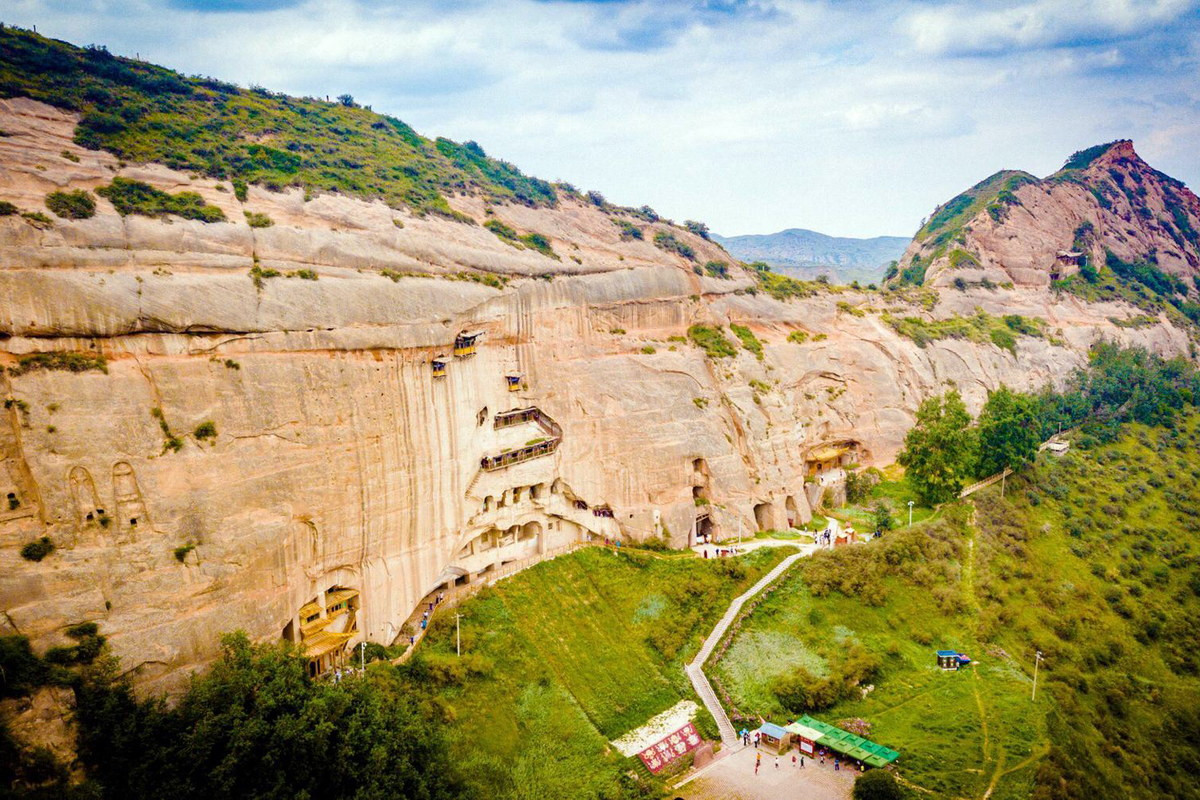 Tên của di tích này theo nghĩa đen là "chùa Móng Ngựa". Theo truyền thuyết, một con ngựa từ trên trời đã từng để lại dấu móng ngựa ở vùng núi này. Ảnh: Baidu.