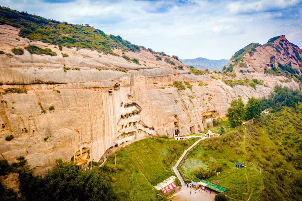 Tên của di tích này theo nghĩa đen là "chùa Móng Ngựa". Theo truyền thuyết, một con ngựa từ trên trời đã từng để lại dấu móng ngựa ở vùng núi này. Ảnh: Baidu.