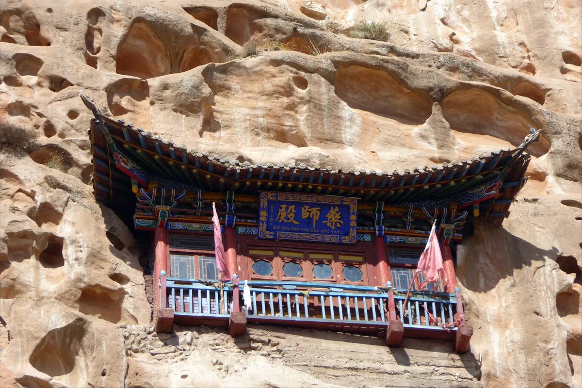Các ngôi chùa ở Mã Đề Tự đều được xây dựng trong các hang động nhân tạo, được đào sâu vào vách núi sa thạch dựng đứng. Ảnh: Adventure China.