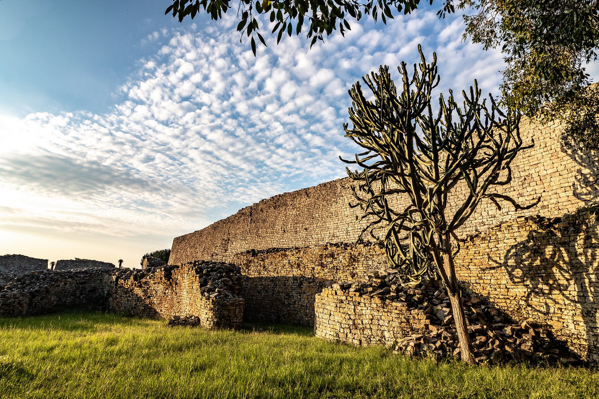 Cho đến này, chủ nhân vương quốc Đại Zimbabwe là ai, vì sao vương quốc này lại suy tàn vẫn là một ẩn số không lời giải đối với các nhà nghiên cứu lịch sử. Ảnh: Medievalists.net.