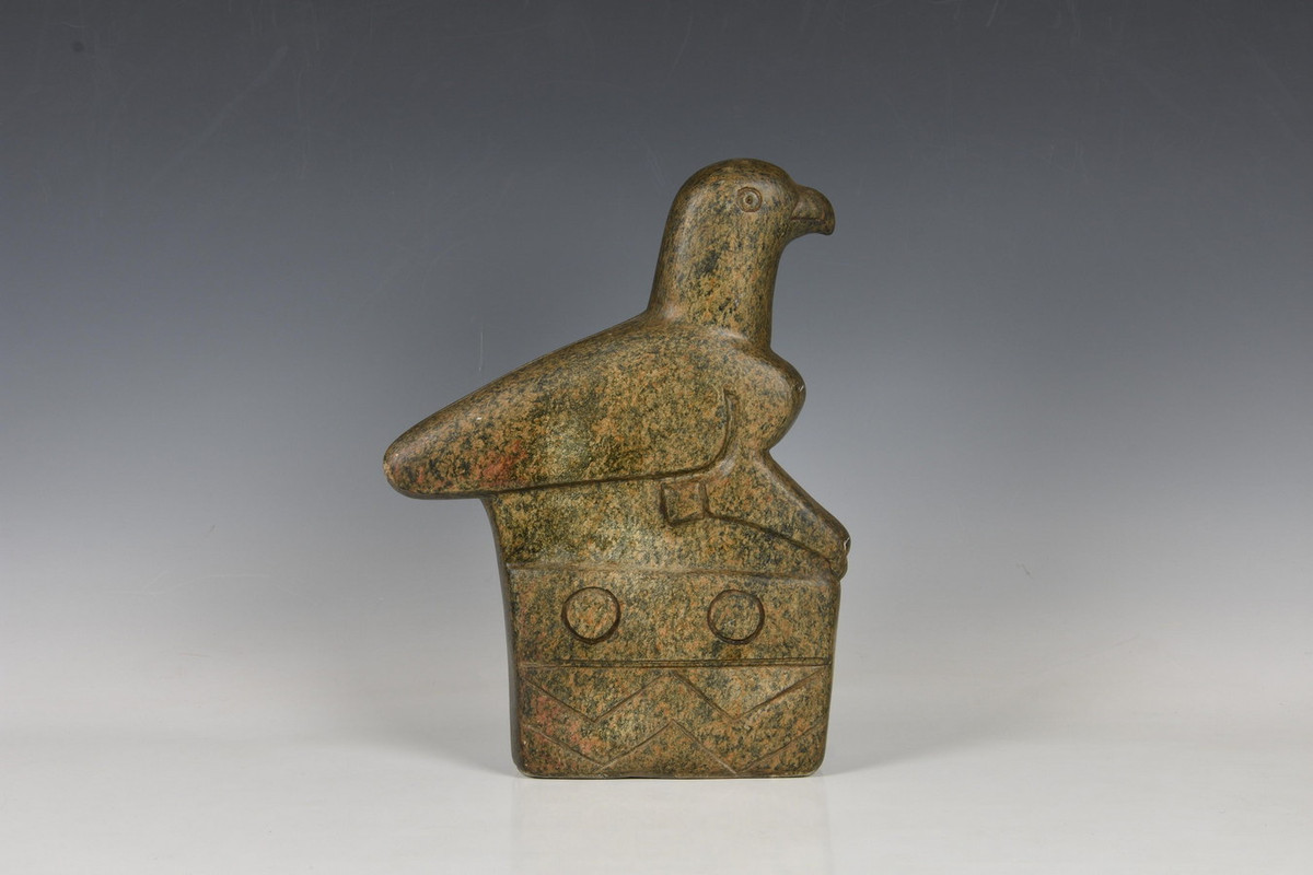 Những cuộc khai quật chính thức sau này tiếp tục phát lộ một lượng lớn hiện vật gồm vũ khí, công cụ lao động và một ít đồ trang sức được chế tác rất tinh xảo và đẹp. Một số trong đó được đưa đến từ Trung Quốc, Ả Rập, Ba Tư và Ấn Độ xa xưa. Ảnh: Martel Maides Auctions.