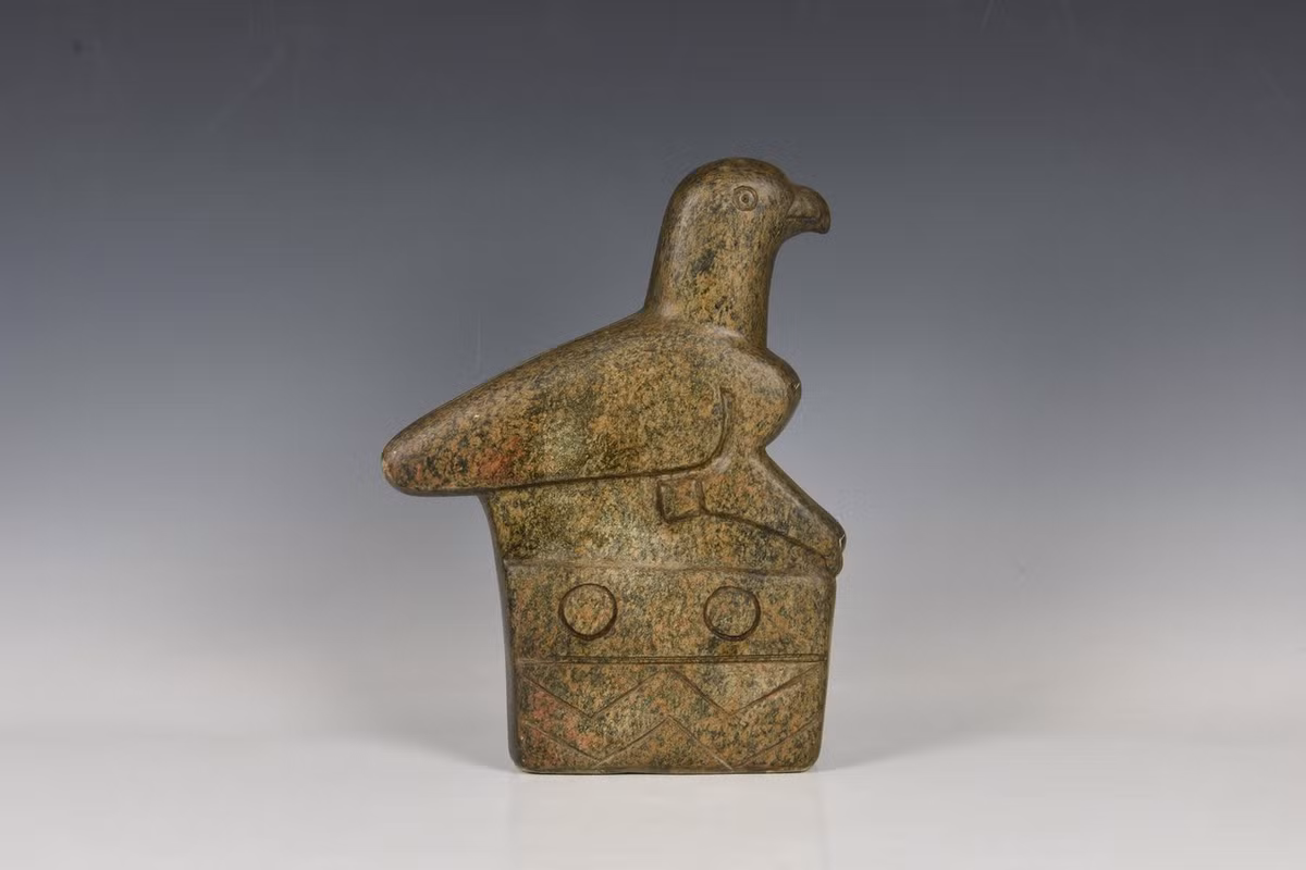 Những cuộc khai quật chính thức sau này tiếp tục phát lộ một lượng lớn hiện vật gồm vũ khí, công cụ lao động và một ít đồ trang sức được chế tác rất tinh xảo và đẹp. Một số trong đó được đưa đến từ Trung Quốc, Ả Rập, Ba Tư và Ấn Độ xa xưa. Ảnh: Martel Maides Auctions.