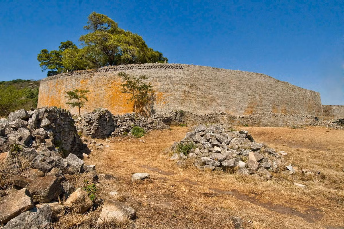 Điều này cho thấy Đại Zimbabwe từng có sự trao đổi về văn hóa, mậu dịch với châu Á từ thời cổ xưa với tư cách một trung tâm thương mại phía Nam châu Phi. Ảnh: AmazingPlaces.com.