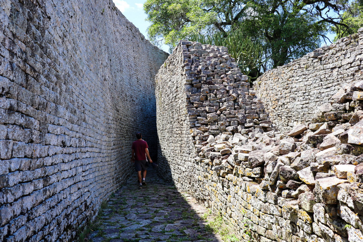 Một cơn sốt tìm vàng của người châu Âu đã bùng nổ tại Đại Zimbabwe. Họ đã thuê dân địa phương cùng những phương tiện cơ giới tiên tiến, tiến hành đào bới toàn bộ khu di tích với độ sâu tới 3 mét. Ảnh: Africanlanders.