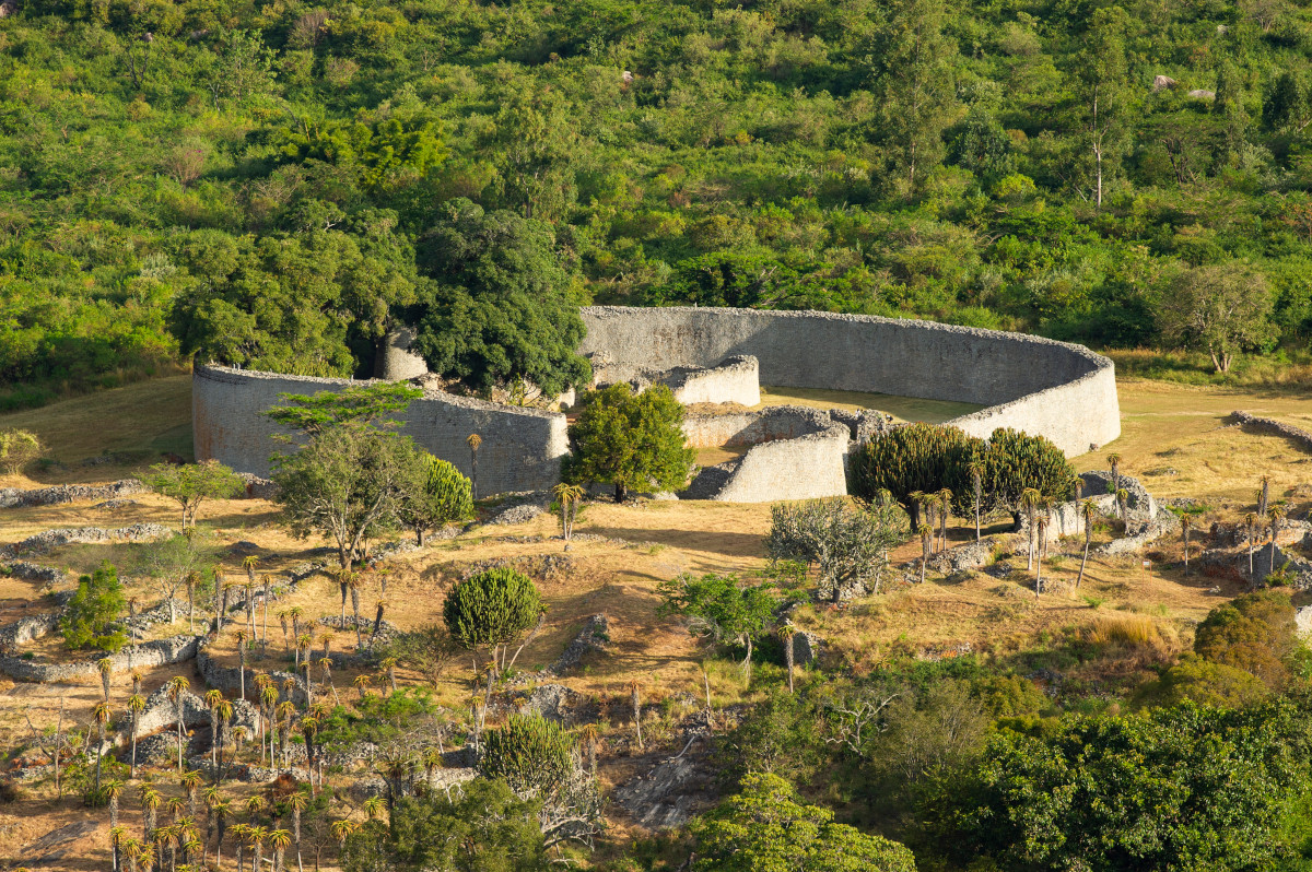 Nơi đây có nhiều cấu trúc bằng đá khổng lồ có niên đại thế kỷ 12, tuy phần lớn đã bị hư hỏng nhưng vẫn giữ được vẻ hùng vĩ tráng lệ của một quần thể kiến trúc được xây dựng bởi một vương quốc hùng mạnh. Ảnh: Tracks4Africa Blog.