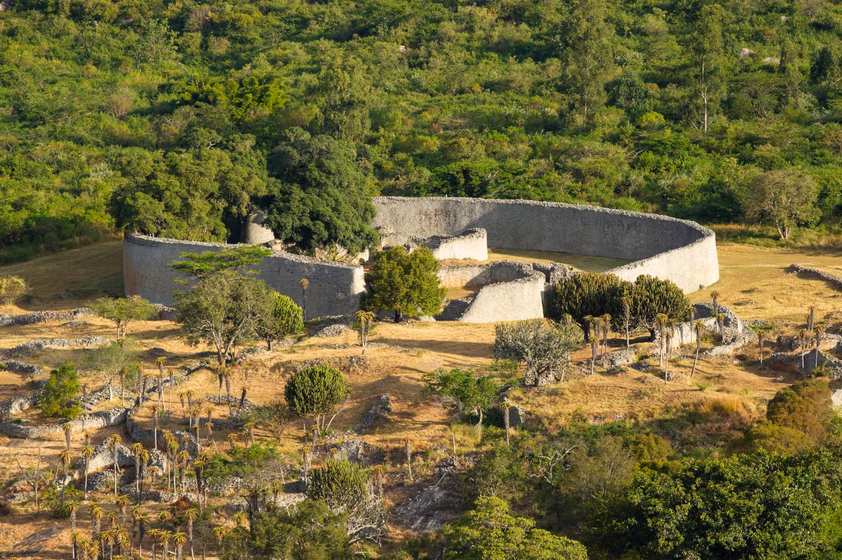 Nơi đây có nhiều cấu trúc bằng đá khổng lồ có niên đại thế kỷ 12, tuy phần lớn đã bị hư hỏng nhưng vẫn giữ được vẻ hùng vĩ tráng lệ của một quần thể kiến trúc được xây dựng bởi một vương quốc hùng mạnh. Ảnh: Tracks4Africa Blog.