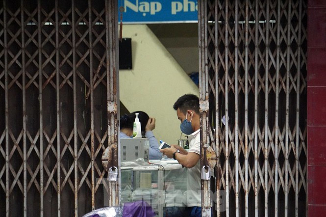 ##s###Cửa hàng cung cấp thiết bị điện thoại trên phố Xuân Thủy (Cầu Giấy) cũng hé cửa đón khách.