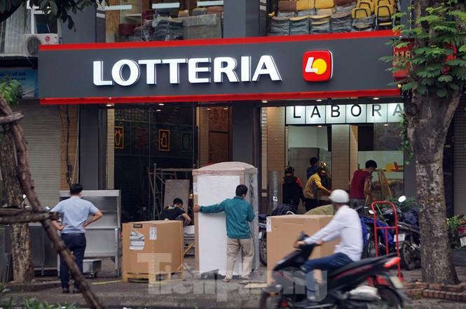 ##s###Tương tự, trên phố Nguyễn Khánh Toàn, nhiều nhà hàng cũng thuê nhân công lắp đặt trang thiết bị chuẩn bị hoạt động trở lại.