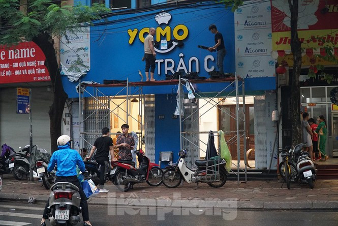 ##s###Theo ông Tuấn, trong cuộc họp của Thường trực Chính phủ với các tỉnh, thành ngày 20/4, Hà Nội vẫn được xếp trong nhóm các tỉnh, thành có nguy cơ cao. “Đến chiều 22/4 sẽ có kết luận chính thức, nhưng ngày 20/4, UBND thành phố Hà Nội đã họp và có chỉ đạo do vẫn nằm trong nhóm có nguy cơ cao nên không phải dỡ bỏ ngay việc cách ly xã hội. Có thể nới lỏng một số khu vực, một số bộ phận như các cơ sở sản xuất chứ không có nghĩa là bỏ hẳn, trở lại bình thường ngay được mà phải tiếp tục thực hiện đến hết 30/4”, ông Tuấn nói.