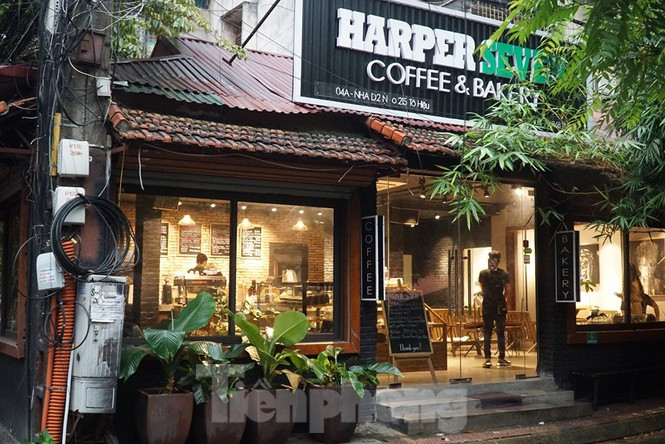 ##s###Còn trên phố Tô Hiệu, một số ít cửa hàng bán cà phê mở cửa, bán cho khách mang về. Một số ít cửa hàng mở cửa tiếp đón khách.