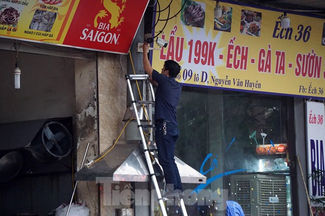 ##s###Trước đó, sau khi hết thời hạn 15 ngày cách ly toàn xã hội theo Chỉ thị số 16 của Thủ tướng Chính phủ, Hà Nội tiếp tục gia hạn một tuần giãn cách xã hội, cấm cửa hàng kinh doanh, hạn chế người dân ra đường để phòng chống COVID-19.