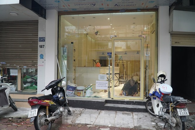 ##s###Tại phố Cầu Giấy, nhiều tiệm vàng, cửa hàng kinh doanh thời trang đang sửa sang chuẩn bị hoạt động trở lại.