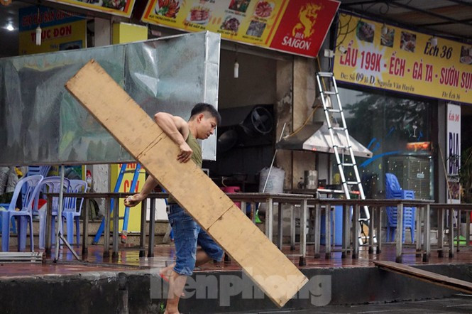 ##s###Các cơ sở kinh doanh ăn uống trên phố Nguyễn Văn Huyên, Tô Hiệu cũng sửa sang lại hàng quán.