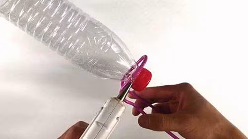 Tha chai nhua xuong bon cau, 5 phut sau dieu dac biet xay ra