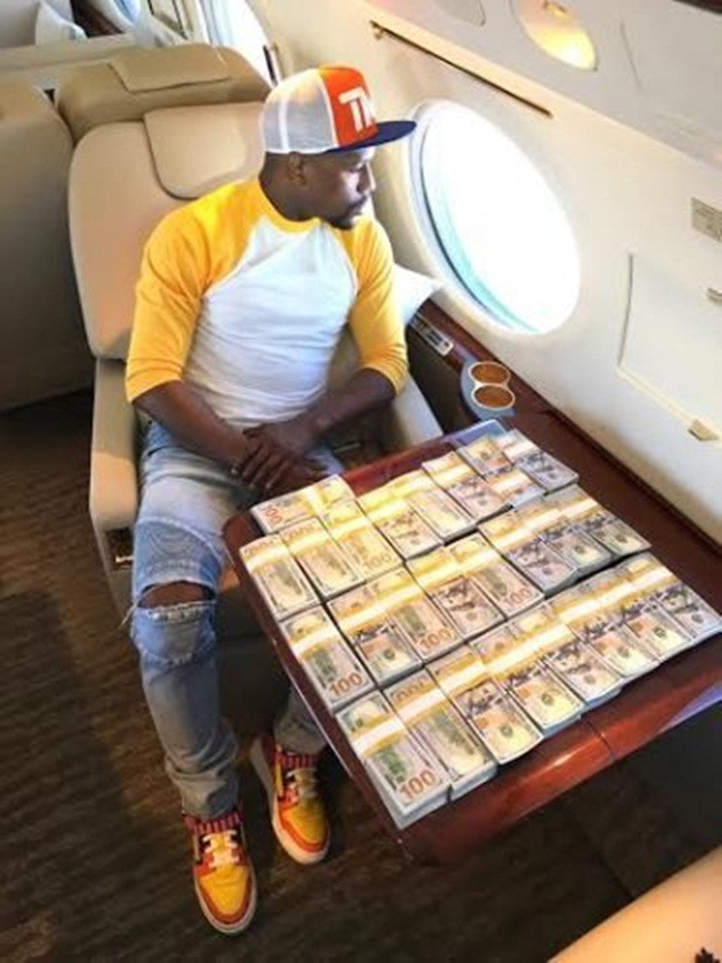 Floyd Mayweather Jr (người Mỹ) thường có những màn khoe tiền gây choáng với cư dân mạng. Ngay cả giữa lúc cả thế giới đang phòng Covid-19 vừa qua, anh cũng lên livestream khoe tiền gây xôn xao và nhiều ý kiến chỉ trích.