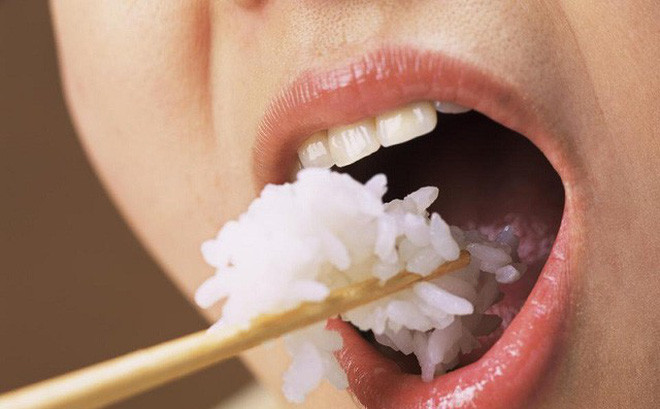 Thực hư việc ăn cơm nguội hấp gây ung thư? ảnh 1