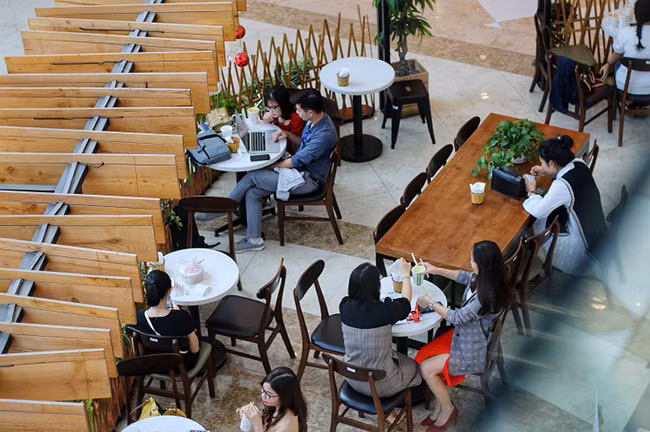 Quán cà phê lúc giữa trưa đa số là nhân viên văn phòng, trong khi trước đó thường phục vụ chủ yếu khách tới vui chơi ăn uống.