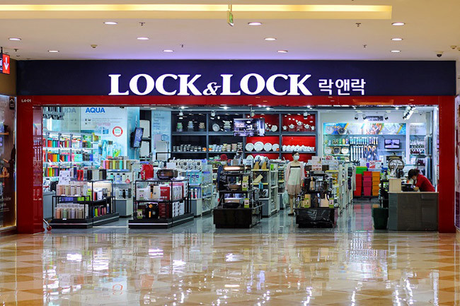 Cửa hàng trong các trung tâm thương mại thường được chia làm 3 nhóm: Khu ẩm thực; khu mua sắm và khu vui chơi. Tuy nhiên, thời điểm hiện tại chỉ duy nhất khu vực siêu thị, ẩm thực là đông khách lui tới.