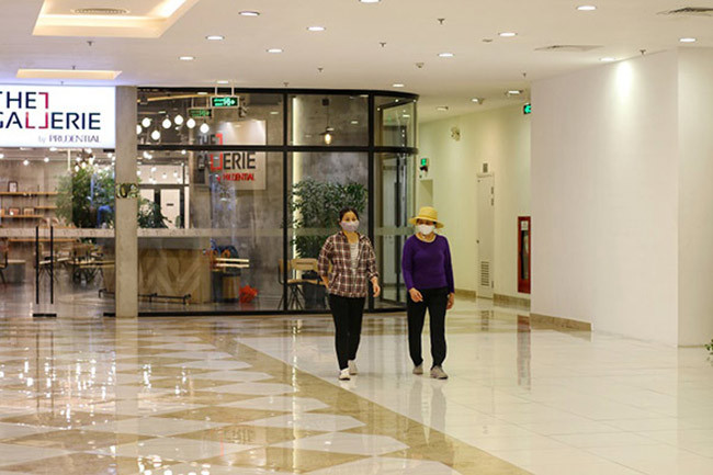 Theo ghi nhận của phóng viên tại một trung tâm lớn trên đường Nguyễn Chí Thanh, không khí yên tĩnh chưa từng có, người trong tòa nhà đa số là nhân viên an ninh nhân viên tại các cửa hàng, thương hiệu.