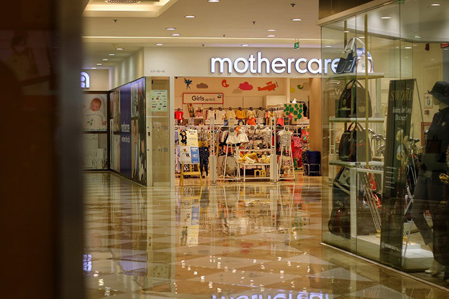 Theo anh Nghĩa – nhân viên an ninh tòa nhà - chia sẻ: “Tôi chịu trách nhiệm nhắc nhở và đo thân nhiệt cho mọi người ở khu vực cầu thang cuốn, nhưng cũng không có mấy người để đo, đa số là nhân viên văn phòng tới ăn uống nghỉ trưa".