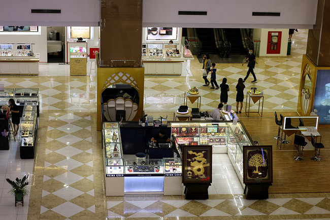 Sau khi Hà Nội nới lỏng cách li xã hội, nhiều trung tâm thương mại đã mở cửa trở lại. Trong đó gồm hoạt động kinh doanh, nhà hàng ăn uống… chỉ trừ khu vui chơi và hệ thống rạp chiếu phim.