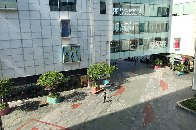 Hoạt động kinh doanh ở các trung tâm thương mại lớn dự kiến sẽ trở lại như trước kia sau 2 – 3 tuần nữa khi tình hình covid-19 thực sự ổn định.