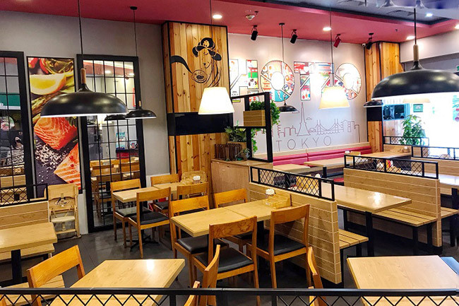 Tình trạng này cũng tương tự ở một trung tâm trên đường Xuân Thủy – Cầu Giấy. Quán ăn vắng vẻ không khác gì đang trong đợt… cách li xã hội.