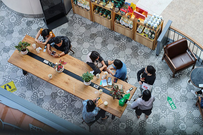 Hình ảnh một quán cà phê trong trung tâm vào giờ cao điểm nhưng cũng chỉ có vài người khách.