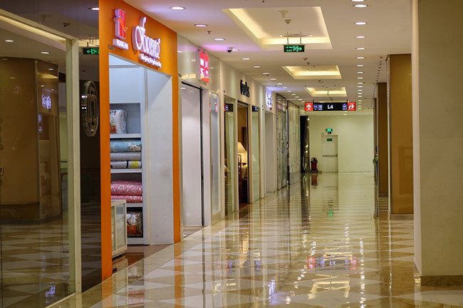 Tuy nhiên đã 3 ngày nay nhiều trung tâm thương mại vẫn “vắng lặng như tờ”, hoạt động kinh doanh ế ẩm ngay cả trong những ngày cuối tuần.
