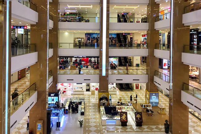 Nguyên nhân của tình trạng “vắng lặng như tờ” này được cho là tâm lý sợ đám đông khi dịch Covid-19 vẫn chưa kết thúc. Bên cạnh đó, do thói quen mua sắm của người dân trong đợt cách li xã hội thường chỉ mua đồ dùng thiết yếu, trung tâm thương mại có thể để hết dịch đi… vẫn kịp.