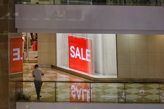 Để thu hút khách, nhiều thương hiệu lớn nhỏ áp dụng chưng trình khuyến mại “khủng”.