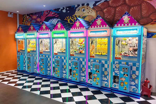 Khu vui chơi bật đèn sáng trưng cả ngày nhưng không bóng người.