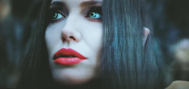 Năm 2019, Jolie có màn trở lại ấn tượng trong Maleficent 2. Một lần nữa, ngoại hình nổi bật của minh tinh tiếp tục được khẳng định. Theo cảm nhận khán giả, phân cảnh nhân vật Tiên Hắc Ám sau khi bị trọng thương và ngồi dậy một cách đầy quyến rũ trở thành điểm nhấn đáng nhớ của phim.
