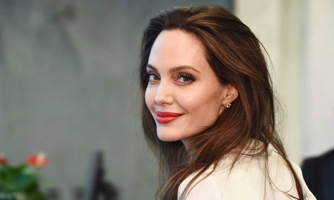 Angelina Jolie cũng thường xuyên lên tiếng về vấn đề nữ quyền. Trong cuộc phỏng vấn với tạp chí Elle tháng 8/2019, ngôi sao Maleficent bàn về hình mẫu phụ nữ mạnh mẽ và độc lập ở thời đại mới. Cô nêu quan điểm: "Phụ nữ có thể bị buộc tội là 'phù thủy' vì đời sống tình dục phức tạp, vì dám nói lên suy nghĩ của mình về chính trị hoặc tôn giáo, hoặc vì cách ăn mặc khác biệt. Nếu tôi sống ở thời kỳ trước, tôi có thể bị chỉ trích vì tôi đơn giản là chính tôi".