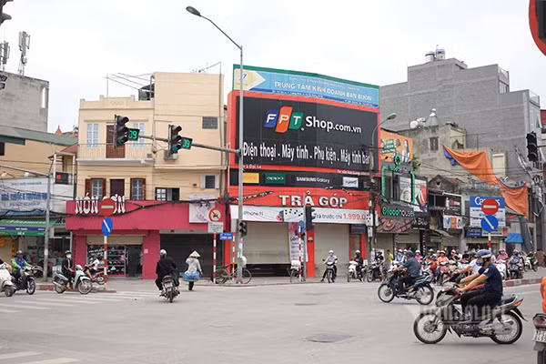 Dong cua vi cach ly, nganh hang cong nghe dua vao ban hang online de song