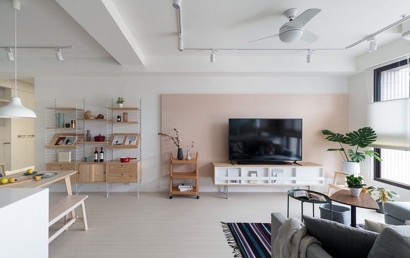 Bàn ăn và bếp nấu đặt liền kề phòng khách, nhằm tiết kiệm diện tích.