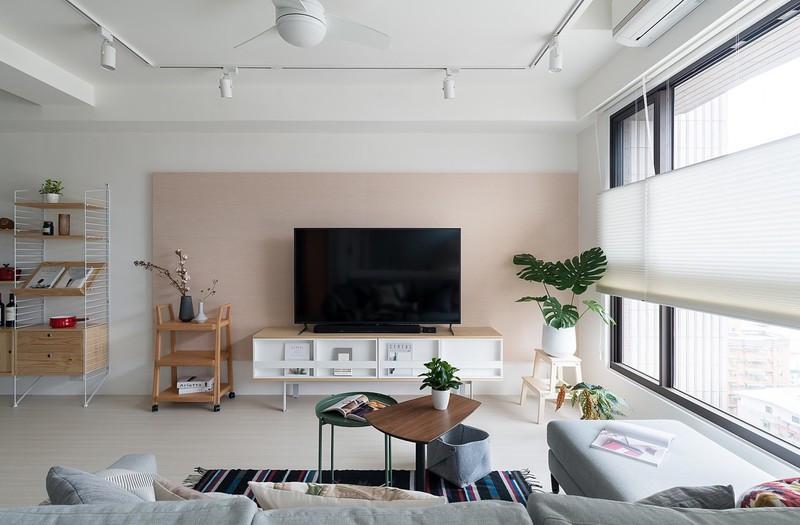 Một kệ ti vi lớn đặt ở trung tâm căn phòng, nơi dù các thành viên đang làm gì vẫn có thể quan sát được.