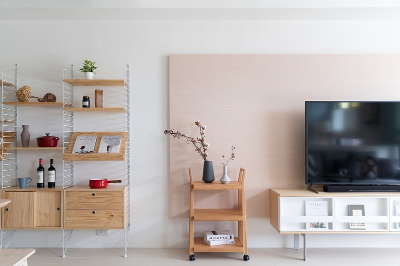 Bình trang trí được sắp xếp trên một chiếc xe đẩy bằng gỗ, mang lại vẻ đẹp tự nhiên cho bức tường.