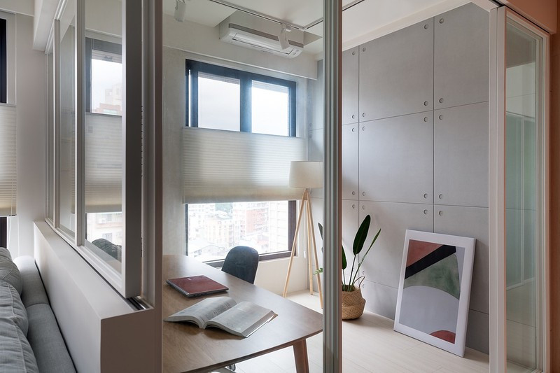Khu vực làm việc được tách ra từ phòng khách. Những bức tường bằng kính dễ dàng được tháo dỡ khi gia chủ muốn sử dụng căn phòng cho mục đích khác.